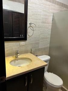 Un baño con lavabo e inodoro en Nice villa near the beach, en Cabarete