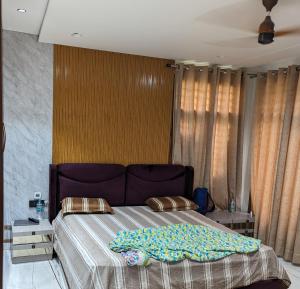 ein Schlafzimmer mit einem Bett mit zwei Kissen darauf in der Unterkunft The Agra Lux- Elite Villa in Agra