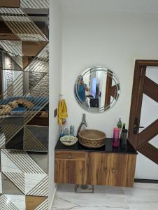 ein Badezimmer mit Waschbecken und Spiegel in der Unterkunft The Agra Lux- Elite Villa in Agra