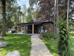 una casa nel bosco con giardino di Ommerland a Ommen