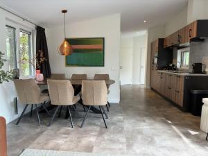 a kitchen and dining room with a table and chairs at Vakantiepark Ommerland in Ommen