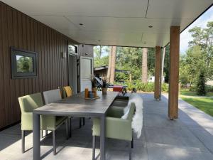 una zona pranzo con tavolo e sedie di Ommerland a Ommen