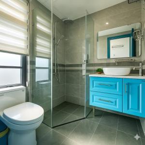 une salle de bain avec toilettes, lavabo et douche dans l'établissement Nova Word Phan Thiết - The Moon The Moon Villa, à Bình Tú