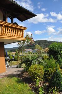 eine Veranda eines Hauses mit Gartenblick in der Unterkunft Ferienwohnung Blick in den Wasgau in Fischbach
