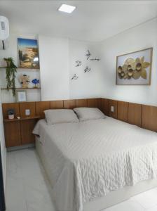 un dormitorio con una cama en una habitación en Flat Praia do Bessa, en João Pessoa
