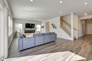 TV a/nebo společenská místnost v ubytování Pool Access and Patio Quiet Home Near Lake Norman