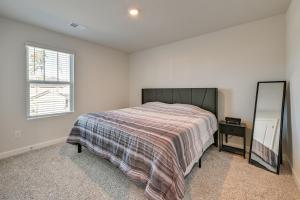 Postel nebo postele na pokoji v ubytování Pool Access and Patio Quiet Home Near Lake Norman + 24 fotografií