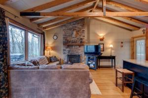 Televiisor ja/või meelelahutuskeskus majutusasutuses Appalachian Retreat