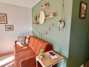 un salon avec un canapé et une table dans l'établissement La Grange - Ground Floor Apartment, Terrace, Free Private Parking, Near Colmar, à Sainte-Croix-en-Plaine