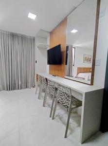 Habitación con una mesa larga con sillas y espejo. en Flat Praia do Bessa, en João Pessoa 22 fotos más