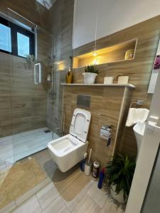 ein Badezimmer mit Toilette, Waschbecken und Dusche in der Unterkunft Marula Stays in Nkunjila