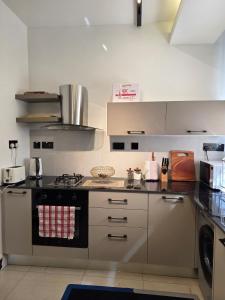 eine Küche mit Herd und Herd oberen Backofen in der Unterkunft Marula Stays in Nkunjila