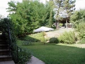 einen Garten mit einem Tisch und einem weißen Zelt in der Unterkunft Ferienwohnung "Il Custode in Umbertide + 18 Fotos