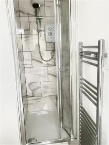 Koupelna v ubytování Peaceful Walkley home walking distance to city centre - street Parking