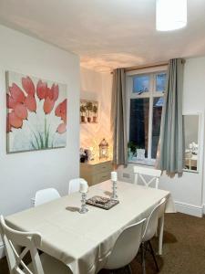 Posezení v ubytování Peaceful Walkley home walking distance to city centre - street Parking