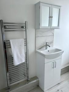 Koupelna v ubytování Peaceful Walkley home walking distance to city centre - street Parking + 59 fotografií