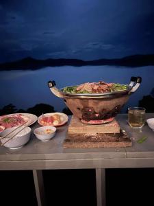 a table with a large pot of food on top of it at เดอะเบสภูลังกาพะเยา in Ban Sakoen