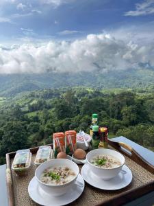 un tavolo con due ciotole di cibo e bevande sopra di เดอะเบสภูลังกา a Ban Sakoen Altre 5 foto