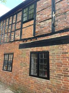 - un bâtiment en briques avec quatre fenêtres dans l'établissement Bishops Keep - A New Unique Town Centre Home, à King's Lynn