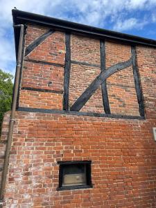 - un bâtiment en briques avec une fenêtre sur le côté dans l'établissement Bishops Keep - A New Unique Town Centre Home, à King's Lynn