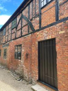 un bâtiment en briques avec une porte sur son côté dans l'établissement Bishops Keep - A New Unique Town Centre Home, à King's Lynn