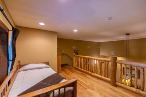 una camera con letto e ringhiera in legno di Mountain Camp a Blowing Rock