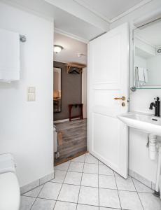 Koupelna v ubytování Kjøbmandsgaarden Hotel