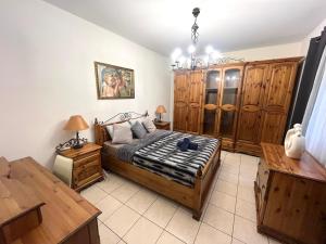 梅利哈Beach Apartment - Classic room with Terrace的一间卧室配有一张床和木制家具