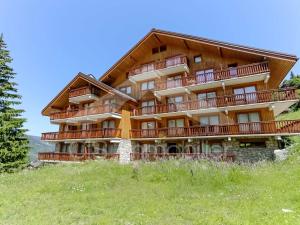 a large wooden building on top of a hill at Appartement duplex lumineux, 4 pièces, 6 pers, Méribel centre, pistes et commerces à proximité - FR-1-411-736 in Les Allues