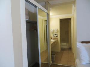 Kúpeľňa v ubytovaní Arbor Inn Monterey