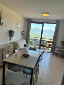 sala de estar con mesa y sillas con vistas en T2 Reallon gardette, en Réallon 18 fotos más