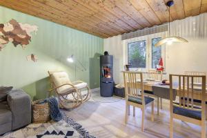 een woonkamer met een houtkachel in de hoek bij Ferienhaus am Neubäuer See in Neubäu