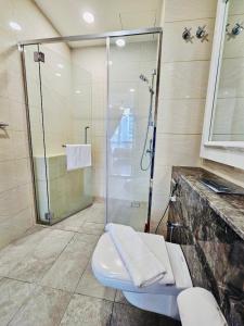 ein Badezimmer mit Glasdusche und Toilette in der Unterkunft Panorama luxury Suites At TM Persiaran Stonor KLCC in Kuala Lumpur