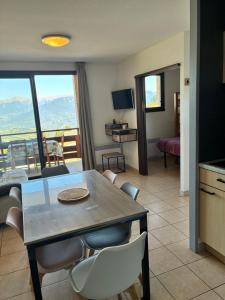 Una cocina y un comedor con mesa y sillas. en T2 Reallon gardette, en Réallon