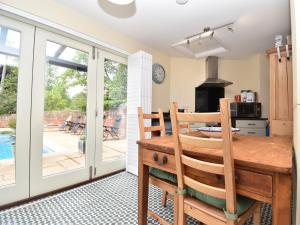 eine Küche und ein Esszimmer mit Tisch und Stühlen in der Unterkunft 2 Bed in Barton Stacey 88770 in Bransbury
