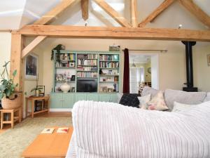 ein Wohnzimmer mit Sofa und Fernseher in der Unterkunft 2 Bed in Barton Stacey 88770 in Bransbury