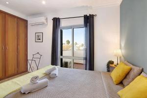 En eller flere senge i et værelse på Duplex Apartamento Tartaruga