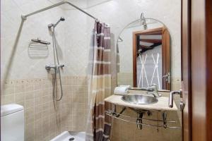 Et badeværelse på Duplex Apartamento Tartaruga + 25 billeder