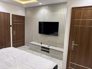 Μια τηλεόραση ή/και κέντρο ψυχαγωγίας στο Bim Posh Apartment