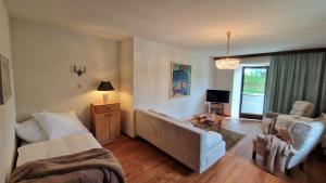 ScheibbsbachにあるScheibbsbachhofのソファと椅子のあるリビングルーム