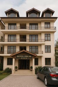 un hôtel opéra avec une voiture garée devant dans l'établissement Hotel Oscar Manali, à Manali