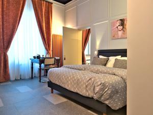 una camera da letto con un letto, una scrivania e un tavolo di Homeby, Cinisca Suites a Bologna