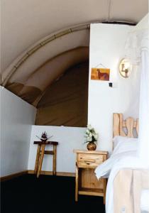 Una cama o camas en una habitación de Hotel White Sandcastle Mara Lodge