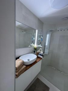 Ένα μπάνιο στο VILLA LUCIA stone house in the center of Modry