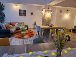 a living room with a couch and a table at Pensiunea Glasul Pădurii in Moieciu de Jos