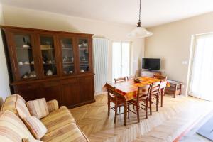 a living room with a dining room table and a couch at Corte Girodo - Appartamento Girasole in Rubiana