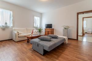 un salon avec un canapé et une table dans l'établissement Bru&Lui sweet house, à Cittadella