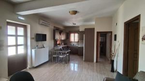 Kuchyň nebo kuchyňský kout v ubytování Sklavaki Traditional Villa - Private Pool & Views