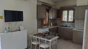 Kuchyň nebo kuchyňský kout v ubytování Sklavaki Traditional Villa - Private Pool & Views