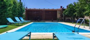 Bazén v ubytování Sklavaki Traditional Villa - Private Pool & Views nebo v jeho okolí